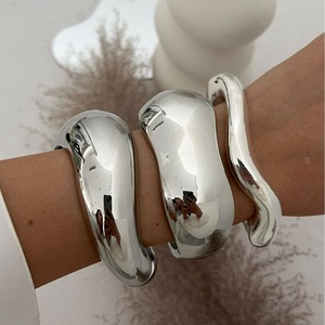 2024 nouveauté mode pas cher en gros à la mode en alliage de métal <span class=keywords><strong>Bracelet</strong></span> en alliage métallique <span class=keywords><strong>bracelet</strong></span> texture lisse manchette <span class=keywords><strong>bracelet</strong></span> - Product Image 1