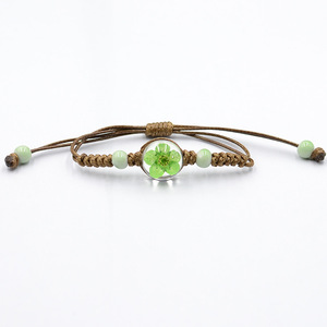 Pulseras Trenzadas Bohemias Hechas a Mano con Cordón de Cera Marrón, Dijes de Flores Secas de Resina y 3 Cuentas de Cristal - Product Image 4
