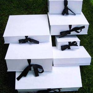 Caja de regalo plegable magnética de encargo de la ropa de la cartulina del papel blanco grande de lujo que empaqueta con la <span class=keywords><strong>cin</strong></span> - Product Image 1
