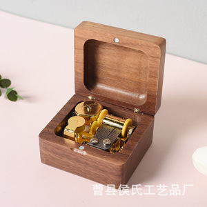 Caja de música de madera cuadrada, ecológica, con manivela, decoración de escritorio, regalo para amantes, amigos, colegas - Product Image 3