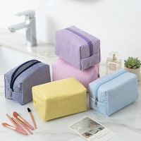 Sac de maquillage léger en seersucker pour femmes, pochette à fermeture éclair rayée, couleur bonbon, trousse de toilette de voyage pour femmes