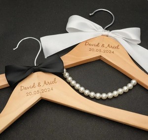 신부 드레스 신랑 정장 신혼부부를 위한 맞춤형 로고 나무 옷걸이, 웨딩 약혼 후크 걸이형 도매 - Product Image 6