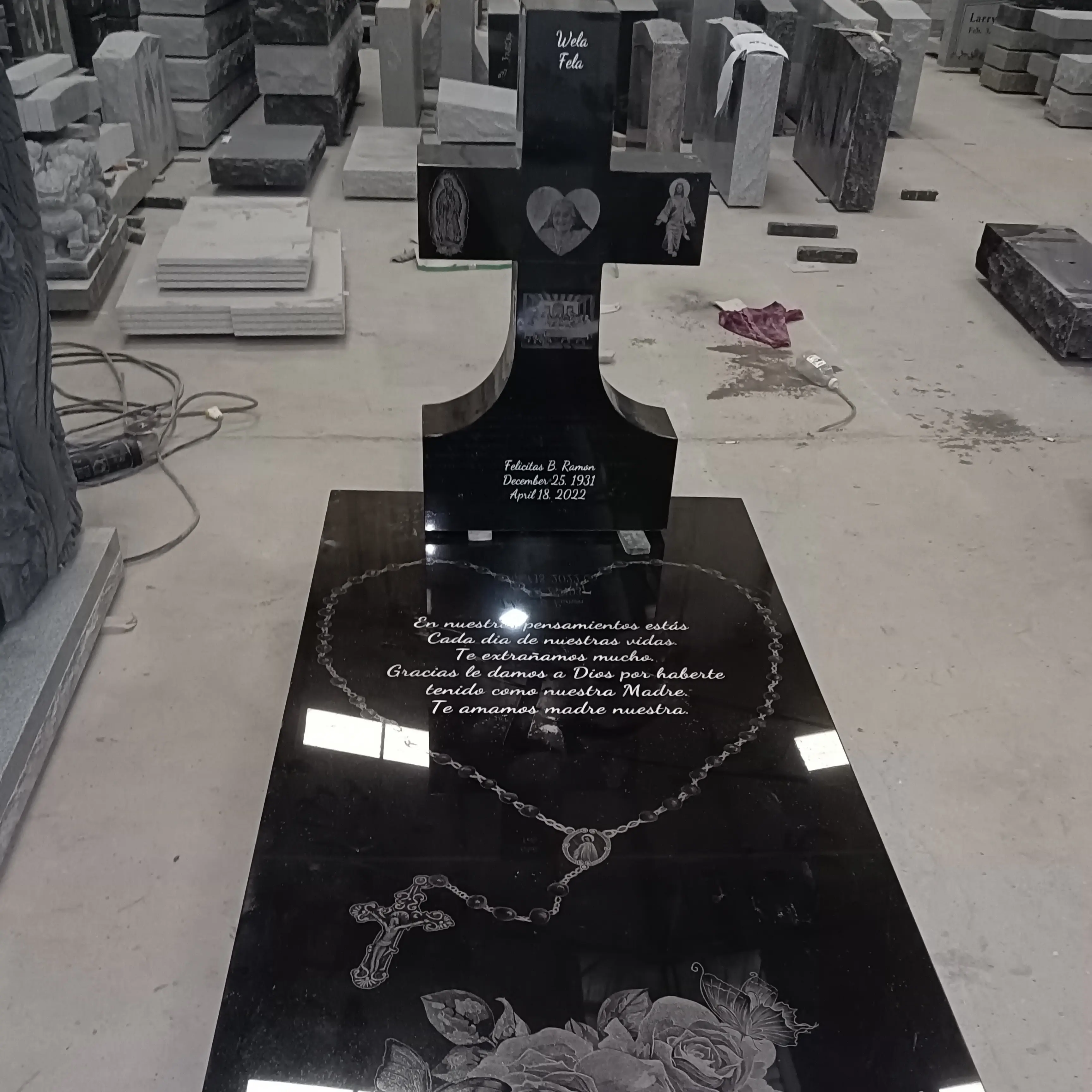 Headstones और स्मारकों ग्रेनाइट दिल पोलैंड क़ब्र का पत्थर स्मारक
