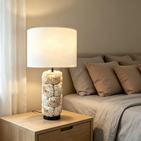 Lámpara de Mesa Artesanal con Diseño de Flor de Concha, Estilo Costero de Lujo con Pantalla de Tela para Dormitorio y Sala de Estar