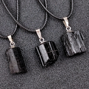Colgante de turmalina negra natural en bruto, columna irregular, tipo collar. - Product Image 3