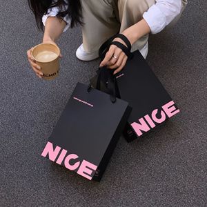 Sacs en <span class=keywords><strong>Papier</strong></span> Personnalisés avec Logo, Classiques Rose et Noir, Sacs en Carton pour Vêtements avec Poignées en Ruban pour Emballage Commercial - Product Image 2