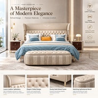 Suite de chambre d'hôtel villa moderne et minimaliste couleur crème avec lit à ailes en cuir capitonné, coiffeuse et chaise verte – Personnalisation complète de la maison