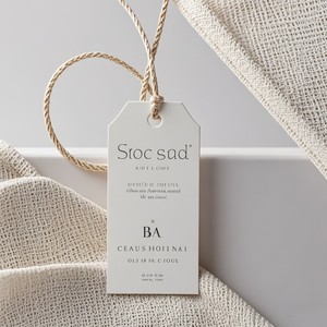 Luxus geprägte matte Folie benutzer definierte Hang Tags Dickes Baumwolle <span class=keywords><strong>Senio</strong></span> Papier für Kleidung Marke benutzer definierte Logo Kleidungs stück Tags - Product Image 3