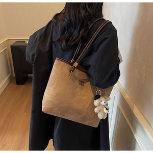 Sac fourre-tout en cuir PU uni pour femme Dman - Résistant à l'eau, grande capacité, fermeture à glissière, portable pour un usage quotidien et les voyages - Product Image 2