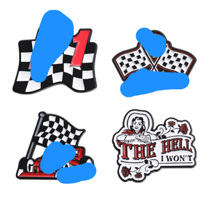 เข็มกลัดรูปธงลายสก็อตรูปการ์ตูนสีดำและสีขาวสำหรับผู้ที่ชื่นชอบการแข่ง - Product Image 1