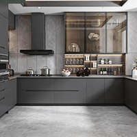 Ensemble de meubles de cuisine modernes et minimalistes avec un grand espace de rangement et des appareils intégrés, y compris un accessoire pour évier