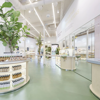 Comptoir de beauté personnalisable de style vert naturel, étagère de magasin en bois, bar à parfums, présentoir de produits