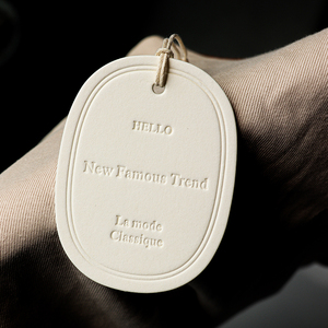 Étiquettes volantes de luxe pour vêtements avec logo mat en relief personnalisé Étiquette en papier imperméable pour chaussures et chaussettes avec code <span class=keywords><strong>à</strong></span> barres - Product Image 1