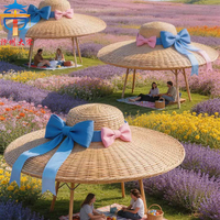 Le design paysager de chapeaux en paille tressée convient aux parcs.