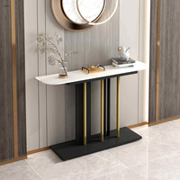 Meuble de couloir moderne et élégant, table console à base de traîneau en métal noir, plateau en marbre, style hôtel, salon, entrée, hall d'entrée