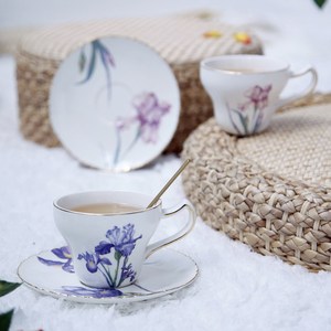 Ensemble tasse et soucoupe à café en céramique de style français - Motif floral irisé, boîte cadeau 2 tasses - Product Image 3