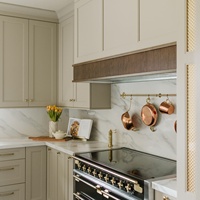 Meubles de cuisine haut de gamme Senger en bois massif blanc style Shaker, assemblés avec îlot en marbre pour villa