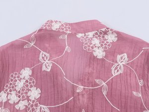 Chemisier brodé sur mesure pour femme 2026 à col mandarin - Haut court ajusté avec boutons sur le devant, OEM/ODM par une usine de vêtements chinoise - Product Image 4