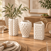 Vase en céramique Art Déco imprimé en 3D avec texture inspirée des écailles et surface sculpturale, décoration d'intérieur écologique faite à la main