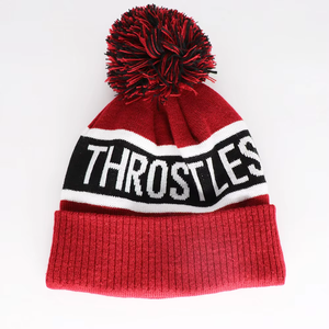 Gorro de Invierno con Emblema de Equipo Deportivo, Diseño Jacquard con Texto y Pompones, para Artículos de Fanáticos y Uso en Días de Partido - Product Image 3