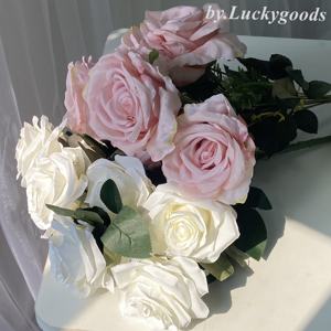 Pronto per <span class=keywords><strong>la</strong></span> spedizione fiore artificiale mazzo di Rose <span class=keywords><strong>fiori</strong></span> <span class=keywords><strong>Boutique</strong></span> vendita calda bianco rosa Champagne chiaro - Product Image 1