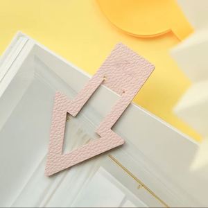 Marcapáginas Promocionales de Cuero PU con Diseño de Flecha y Clip Móvil Preciso - Regalo de Bienvenida Moderno con Grabado en Relieve para Amantes de los Libros - Product Image 4