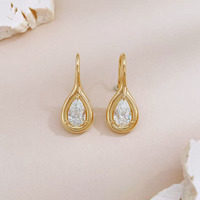 Boucles d'oreilles pendantes élégantes et polyvalentes en or jaune 18 carats avec diamants de laboratoire taille goutte d'eau, style minimaliste pour le quotidien