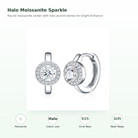 Boucles d'oreilles créoles Huggie Halo personnalisées en argent sterling 925 avec moissanite ronde de 0,50 ct, bijoux fins S925 pour femmes