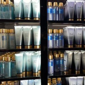 Set Victoria's Secret con Profumo Bare Vanilla, Spray Corpo e Lozione, Fragranza a Lunga Durata, Profumo da Donna - Product Image 1