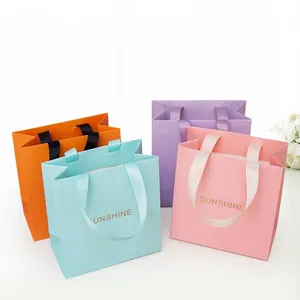 Bolsa de papel elegante con estampado de logotipo personalizado, mini Bolso pequeño de lujo para regalo, recuerdo de lujo, bolsa de regalo para puerta de boda con asas de cinta