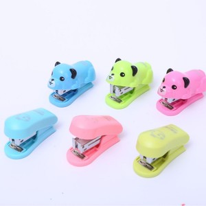 Mini grapadora para estudiantes, diseño de animales adorables, plástico, manual, 23/15 grapas, tamaño pequeño portátil con opciones de colores. - Product Image 1