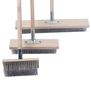 <span class=keywords><strong>Brosse</strong></span> à fil métallique à long manche <span class=keywords><strong>pour</strong></span> l'extérieur avec poignée <span class=keywords><strong>en</strong></span> <span class=keywords><strong>bois</strong></span> <span class=keywords><strong>pour</strong></span> le nettoyage du mousse et des taches sur les patios et allées - Product Image 1