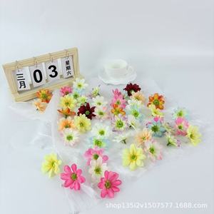 Flores Artificiales Qiye, Margaritas de Seda Decorativas para Bodas y Decoración del Hogar, 3cm Multicolor con Tallo - Product Image 2