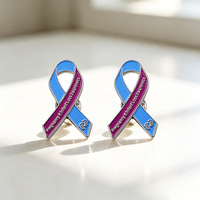 Broche multicolore bleu-violet à motifs de ruban et de gouttes d'huile, symbole international du SIDA et du VIH, pour la lutte contre le sida et les activités de bien-être public