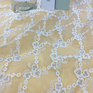 Tessuto in Tulle Bianco Floreale Trasparente in Poliestere Leggermente Ricamato per Abiti da Sposa, Abiti da Cerimonia e Lingerie - Product Image 1