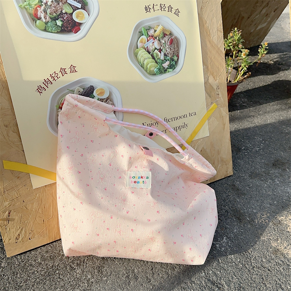 Conejo rosa de orejas largas