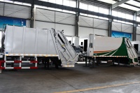 Compacteur de déchets mobile manuel diesel en acier inoxydable avec boîte de vitesses 4x2, camion à ordures compressées télécommandé