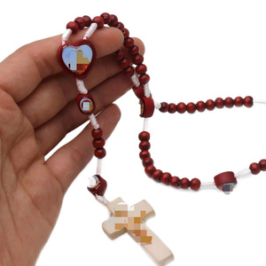 Collier de prière en perles de bois rouge avec pendentif croix tissé à la main en résine pour usage religieux - Product Image 5