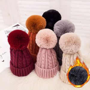 Bonnet en tricot pour femme avec pompon, doublure polaire chaude, idéal pour l'hiver – Vente en gros, en stock - Product Image 1