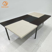 Table basse rectangulaire en bois avec plateau en marbre et pieds en métal pour salon d'hôtel de luxe