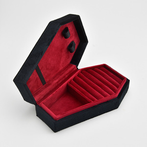 Boîte à bijoux hexagonale en velours faite à la main - Élégant organiseur de voyage pour colliers et bagues avec emballage cadeau à motif uni - Product Image 6