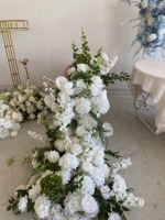 Nouveau design de chemin de table en fleurs blanches fait main, chemin de table cascade avec fleurs blanches et verdure