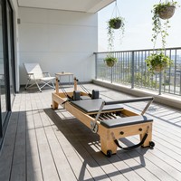 Reformer de Pilates en chêne de luxe, esthétique moderne, équipement de Pilates de précision