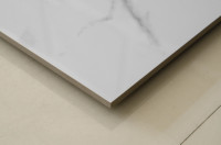 Importation indienne américaine colorée Plus Usa Carreau de céramique blanc brillant Vs marques de carreaux de sol en porcelaine