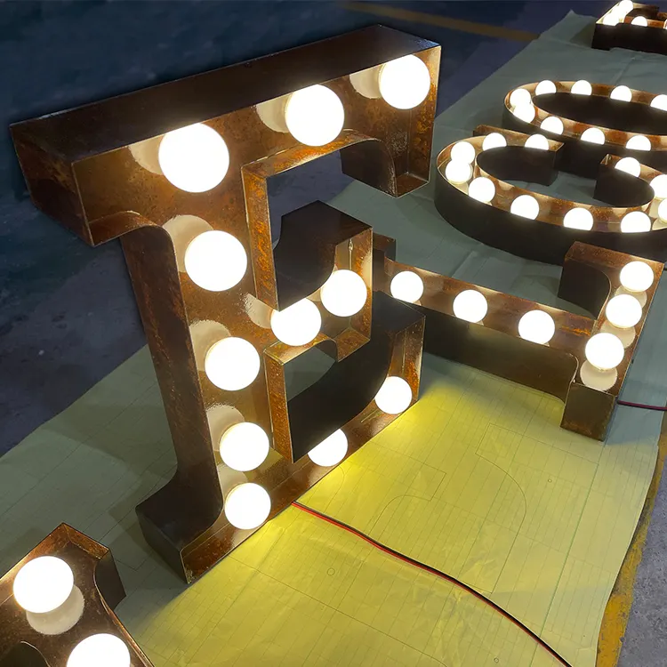 Letras de metal LED de 4 pies hechas a mano de fábrica con bombillas Letras iluminadas de pie grandes para una decoración llamativa