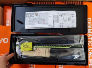 Calibrador Mitutoyo 500-197-30 de 8 Pulgadas (0-200 mm), Alta Precisión +/-0.001, Resolución de 0.0005"/0.01 mm, IP-65, Refrigerante - Product Image 4