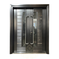 Porte d'entrée moderne pour appartement avec poignée en laiton à design battant, serrure de sécurité extérieure, finition de luxe résistante au vent