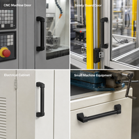 Soporte de aluminio para tubo cuadrado industrial con mango de tracción, manguito recto, soporte central y base triangular para puerta de protección CNC