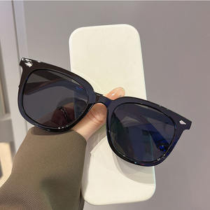 Gafas de Sol Unisex con Marco Negro, Lentes de PC con Protección UV400 Tipo 3, Estilo Urbano a la Moda - Product Image 2