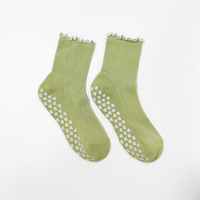 Chaussettes de Pilates tendance pour femmes 2026, ton vert, bordure à volants contrastante, broderie personnalisée et motif antidérapant en silicone